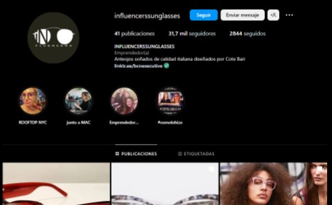 influencer-instagram-anteojos-lentes-redes-sociales