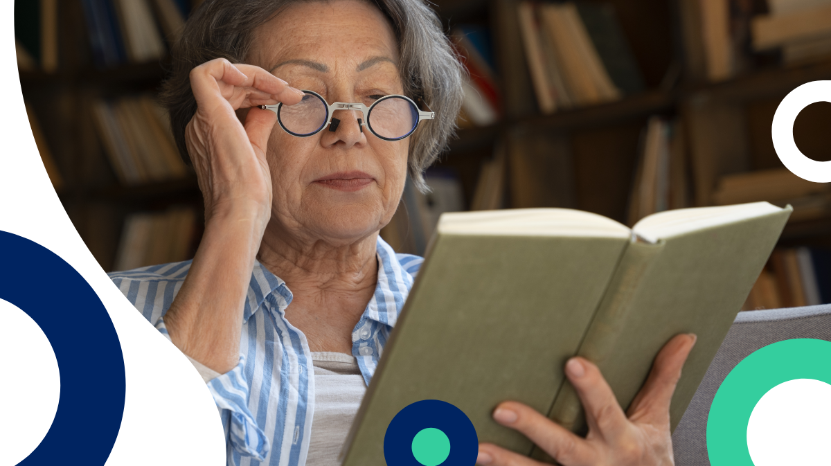 Mujer con presbicia leyendo de lejos un libro